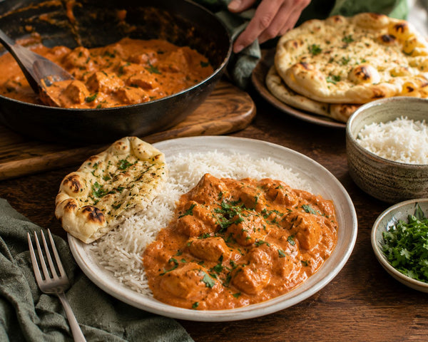 Butter chicken i krämig sås med naan och ris