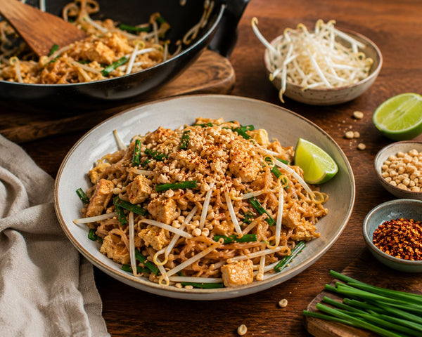 Pad thai med räkor, jordnötter och lime i wokpanna