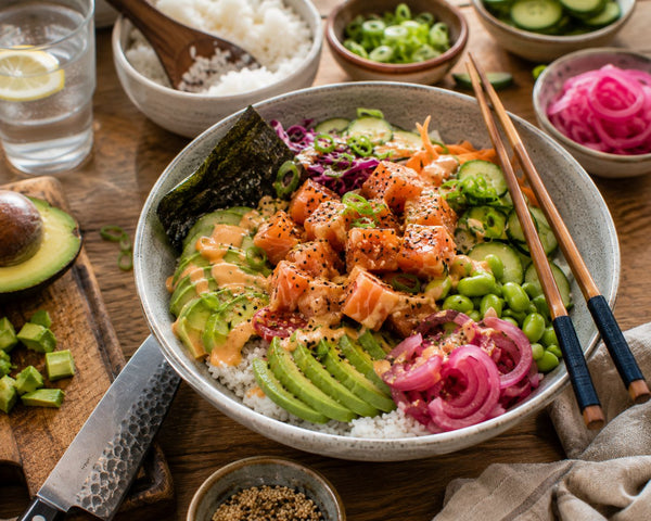Poké bowl med marinerad lax, avokado och edamame