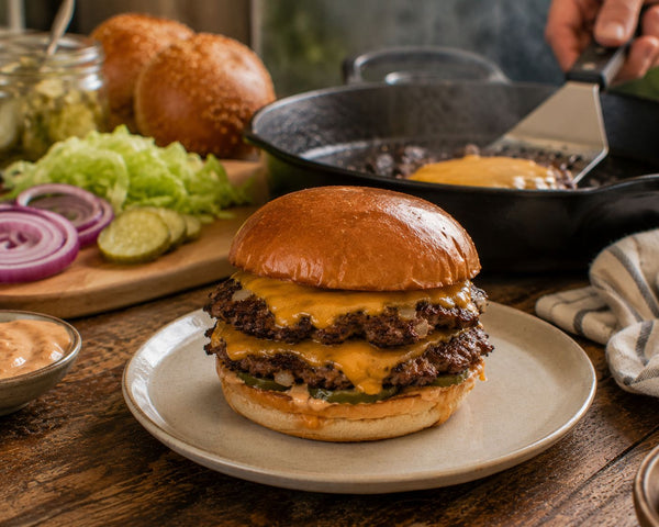 Smash burger med dubbla puckar, frasiga kanter och smält ost